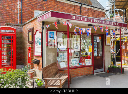 Post in Bletchley Park, sobald die top-secret home des Zweiten Weltkriegs Codebreakers, heute ein führender Erbe Attraktion Stockfoto