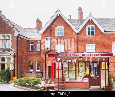 Post in Bletchley Park, sobald die top-secret home des Zweiten Weltkriegs Codebreakers, heute ein führender Erbe Attraktion Stockfoto