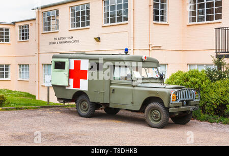 Vintage Ambulanz außerhalb der Wissenschaft & Innovation Center in Bletchley Park, top-secret home des Zweiten Weltkriegs Codebreakers, jetzt ein Heritage Museum Stockfoto
