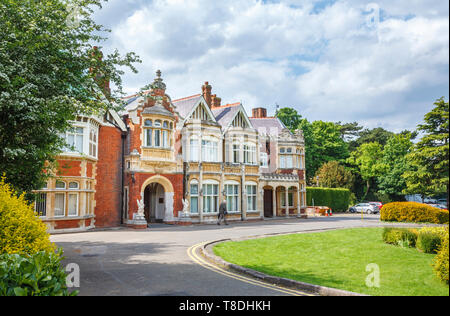 Eingang zum viktorianischen Herrenhaus in Bletchley Park, sobald die top-secret home des Zweiten Weltkriegs Codebreakers, heute ein führender Erbe Attraktion Stockfoto