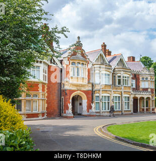 Eingang zum viktorianischen Herrenhaus in Bletchley Park, sobald die top-secret home des Zweiten Weltkriegs Codebreakers, heute ein führender Erbe Attraktion