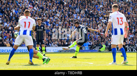 Von Manchester City Ilkay Gundogan Kerben vierte Ziel seiner Seite des Spiels aus einem Freistoß in der Premier League Match an der AMEX Stadion, Brighton. Stockfoto