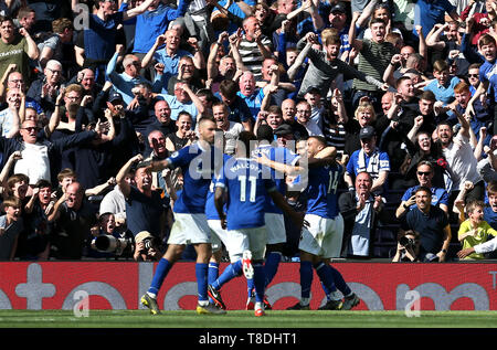 Everton ist Cenk Tosun (rechts) Kerben zweiten Ziel seiner Seite des Spiels mit Teamkollegen beim Premier League Spiel gegen Tottenham Hotspur Stadium, London. Stockfoto