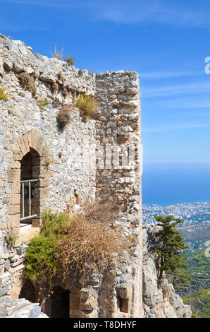 Schönen St. Hilarion Schloss im Norden von Zypern auf einer vertikalen Fotografie festgehalten. Das historische Gebäude ist mit Blick auf das Mittelmeer Stockfoto