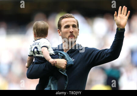 Tottenham Hotspur ist Harry Kane (rechts) begrüßt die Fans nach dem letzten mit Sohn während der Premier League match Pfeifen bei Tottenham Hotspur Stadium, London. Stockfoto