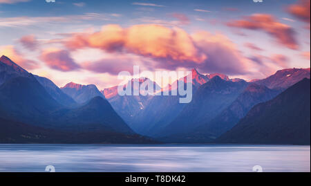 Wunderschöner Sonnenuntergang Sommer Bergblick Der Romsdalfjord in der Nähe von Molde, Norwegen Stockfoto