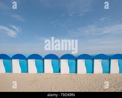 Blau und Weiß Gestreifte Strandhütten auf dem Sand am Meer bei Malo-Les-Bains Strand in Dünkirchen, Frankreich Stockfoto