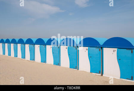 Blau und Weiß Gestreifte Strandhütten auf dem Sand am Meer bei Malo-Les-Bains Strand in Dünkirchen, Frankreich Stockfoto