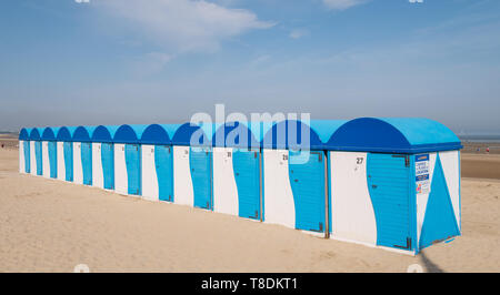 Blau und Weiß Gestreifte Strandhütten auf dem Sand am Meer bei Malo-Les-Bains Strand in Dünkirchen, Frankreich Stockfoto