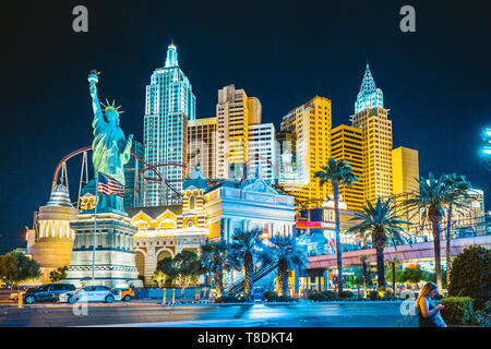 LAS VEGAS, USA - 20. September 2016: Bunte Downtown Las Vegas mit weltberühmten Strip und New York New York Hotel und Kasino komplexe beleuchtet. Stockfoto