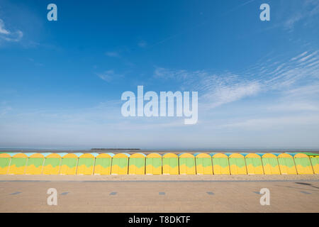 Schrullige grünen und gelben Strand Hütten direkt an der Uferpromenade am Malo-Les-Bains Strand in Dünkirchen, Frankreich Stockfoto