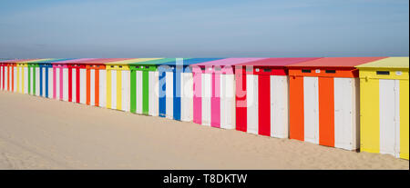 Dunkerque, Frankreich: Candy farbige gestreifte Beach Cabins direkt an der Uferpromenade am Malo-Les-Bains Strand in Dünkirchen. Stockfoto