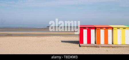 Dunkerque, Frankreich: Candy farbige gestreifte Strand Hütten am Meer bei Malo-Les-Bains Strand in Dünkirchen. Stockfoto