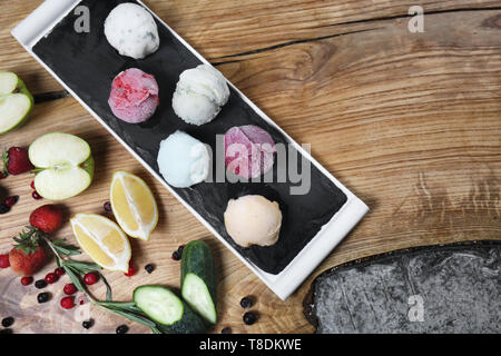 Schiefer Teller mit leckeren Eis und andere Zutaten auf Tisch Stockfoto