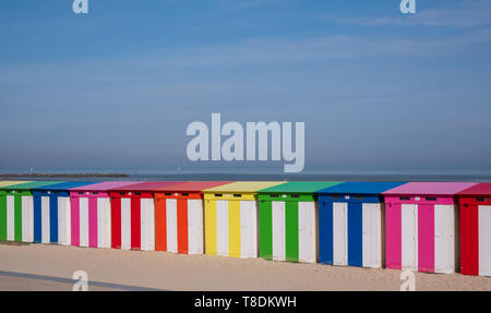 Dunkerque, Frankreich: Candy farbige gestreifte Strand Hütten am Meer bei Malo-Les-Bains Strand in Dünkirchen. Stockfoto