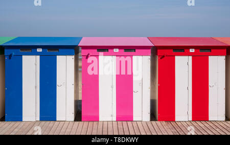 Dunkerque, Frankreich: Candy farbige gestreifte Strand Hütten am Meer bei Malo-Les-Bains Strand in Dünkirchen. Stockfoto