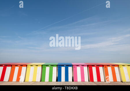 Dunkerque, Frankreich: Zeile bunte gestreifte Strand Kabinen am Meer bei Malo-Les-Bains Strand in Dünkirchen. Stockfoto