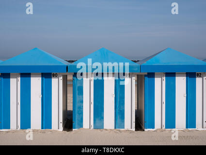 Blau und Weiß Gestreifte Strandhütten auf dem Sand am Meer bei Malo-Les-Bains Strand in Dünkirchen, Frankreich Stockfoto