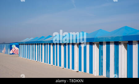 Blau und Weiß Gestreifte Strandhütten auf dem Sand am Meer bei Malo-Les-Bains Strand in Dünkirchen, Frankreich Stockfoto