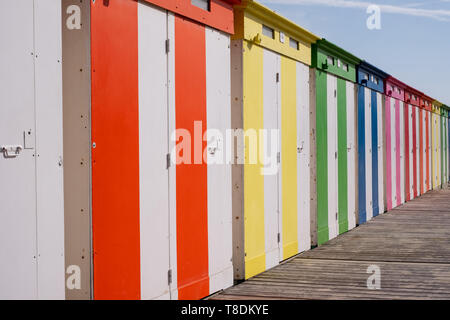 Dunkerque, Frankreich: Candy farbige gestreifte Beach Cabins direkt an der Uferpromenade am Malo-Les-Bains Strand in Dünkirchen. Stockfoto