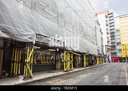 Gerüst auf einer verlassenen Denmark Street, alias Tin Pan Alley, London, UK Stockfoto