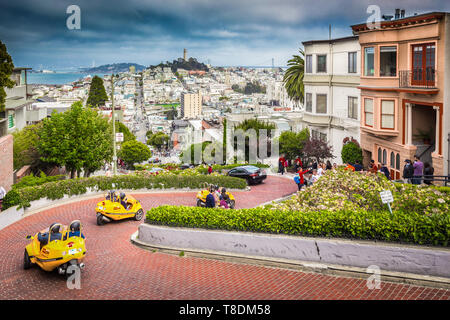 Touristen sind An der bekannten Straße Lombard Street im Zentrum von San Francisco, Kalifornien, USA Stockfoto