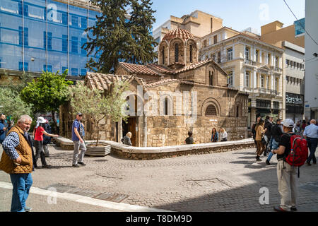 Athen, Griechenland - 26.04.2019: Die Kirche Panagia Kapnikarea, die älteste Kirche in Athen, im Einkaufsviertel auf der Straße Ermou entfernt Stockfoto