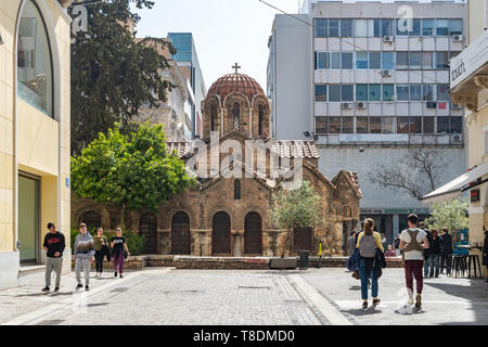 Athen, Griechenland - 26.04.2019: Die Kirche Panagia Kapnikarea, die älteste Kirche in Athen, im Einkaufsviertel auf der Straße Ermou entfernt Stockfoto