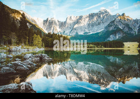 Schönen Morgen Blick auf berühmte Superior Fusine See mit dem Berg Mangart im Hintergrund bei Sonnenaufgang, Tarvisio, Provinz Udine, Friaul-Julisch Venetien Stockfoto