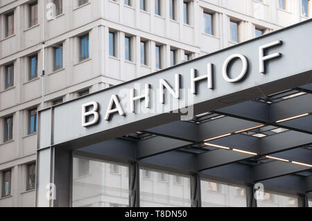 Bahnhof Eingang Station anmelden Berlin Innenstadt, Bahnof steht für Station in deutscher Sprache Stockfoto