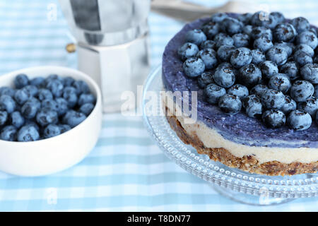Dessert stand mit leckeren Blueberry cheesecake auf Tisch Stockfoto