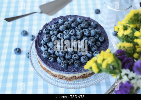 Dessert stand mit leckeren Blueberry cheesecake auf Tisch Stockfoto