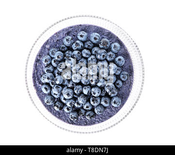 Dessert stand mit leckeren Blueberry cheesecake auf weißem Hintergrund Stockfoto