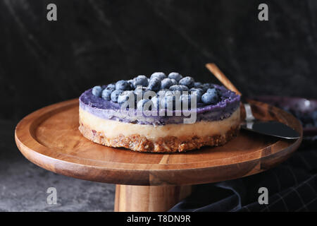 Leckeren Käsekuchen mit Heidelbeeren auf Holz Stativ Stockfoto