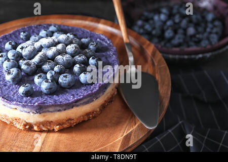Leckeren Käsekuchen mit Heidelbeeren auf Holz Stativ Stockfoto