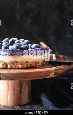 Leckeren Käsekuchen mit Heidelbeeren auf Holz Stativ Stockfoto