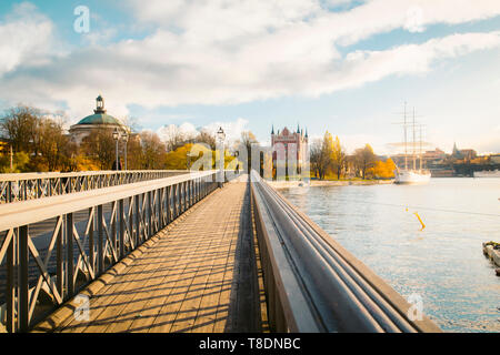 Malerischer Blick auf famou Skeppsholmen Brücke in Stockholm, die in wunderschönen goldenen Abendlicht bei Sonnenuntergang, Schweden, Skandinavien Stockfoto