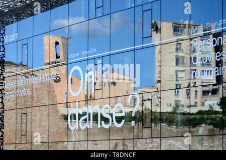 Saint Laurent Kirche spiegelt sich in Spiegel Glas des MUCEM Museum für Europäische und mediterrane Kulturen Marseille Frankreich Stockfoto