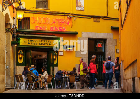 Zum trinken San Gines berühmte Schokolade trinken, Churros und Kaffee. Madrid Stadt. Spanien, Europa Stockfoto