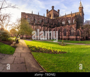 Der Sandstein aussen (aus dem Süden West) hat viel dekorative architektonische Detail aber ist stark von Chester Cathedral in Chester, UK wiederhergestellt. Stockfoto