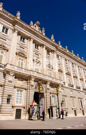 Der königliche Palast, mit Soldaten der Guardia Real in traditionellen Uniformen. Madrid, Spanien. Europa Stockfoto