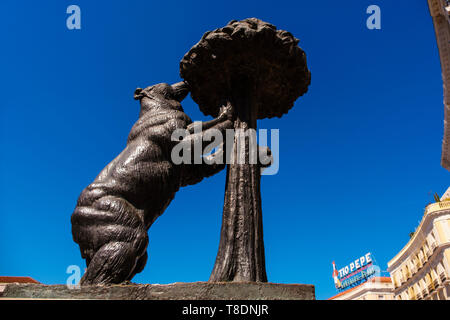 El Oso y El Madroño. Skulptur und Erdbeerbäumen, Symbol der Stadt. Der Puerta del Sol. Madrid, Spanien. Europa Stockfoto