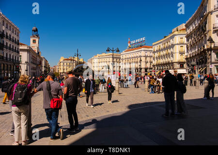 Das Leben auf der Straße Szene, der Puerta del Sol. Seit 1950 Kilometer Null bezeichnet der Spanischen radialen Straßen. Madrid, Spanien. Europa. Madrid, Spanien Stockfoto
