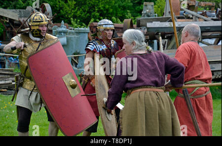 Die Römer im Kampf gegen die Kelten an der Milton Keynes Museum Geschichte Festival 2019. Wolverton, Buckinghamshire, England, Großbritannien Stockfoto