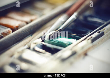 Kasten mit einem alten Vintage Aquarell Palette und Pinsel von fehhaar. Farben und Pinsel gehen zusammen in einem Set. Stockfoto
