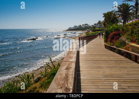 Senda Litoral. Pathway Holzsteg weg Strand, Mijas. Provinz Malaga, Costa del Sol. Andalusien im Süden Spaniens. Europa Stockfoto