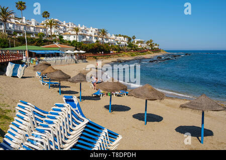 Touristen am Strand. Mijas Costa, Provinz Malaga, Costa del Sol, Mittelmeer, Andalusien, Spanien-Europa Stockfoto
