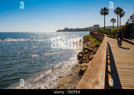 Senda Litoral. Pathway Holzsteg weg Strand, Mijas. Provinz Malaga, Costa del Sol. Andalusien im Süden Spaniens. Europa Stockfoto