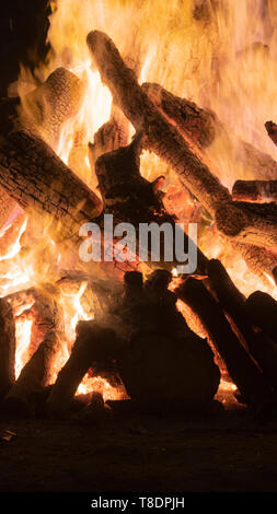 Holz Lagerfeuer Hintergrund. Das Verbrennen von Holz. Fest der Sommersonnenwende in Katalonien. Sommer Eingang. Beginn der Sommerferien. Stockfoto