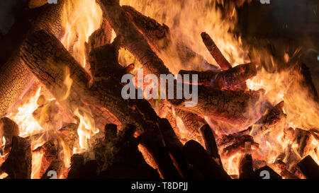 Holz Lagerfeuer Hintergrund. Das Verbrennen von Holz. Fest der Sommersonnenwende in Katalonien. Sommer Eingang. Beginn der Sommerferien. Stockfoto